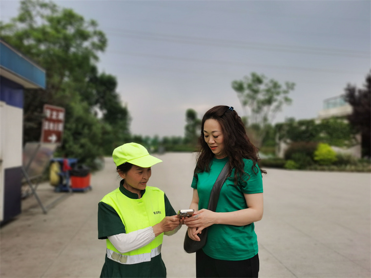 心系旅客暖旅途 高速路上的一道光.jpg